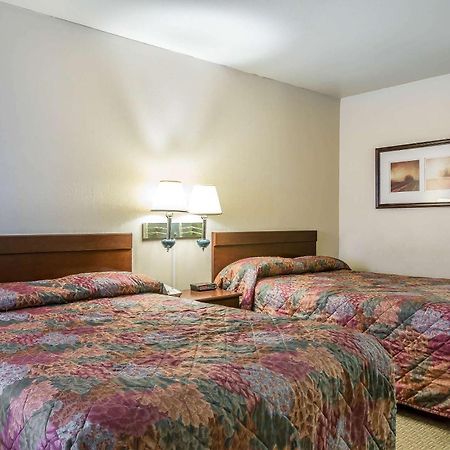 קסטייק Rodeway Inn Magic Mountain Area מראה חיצוני תמונה