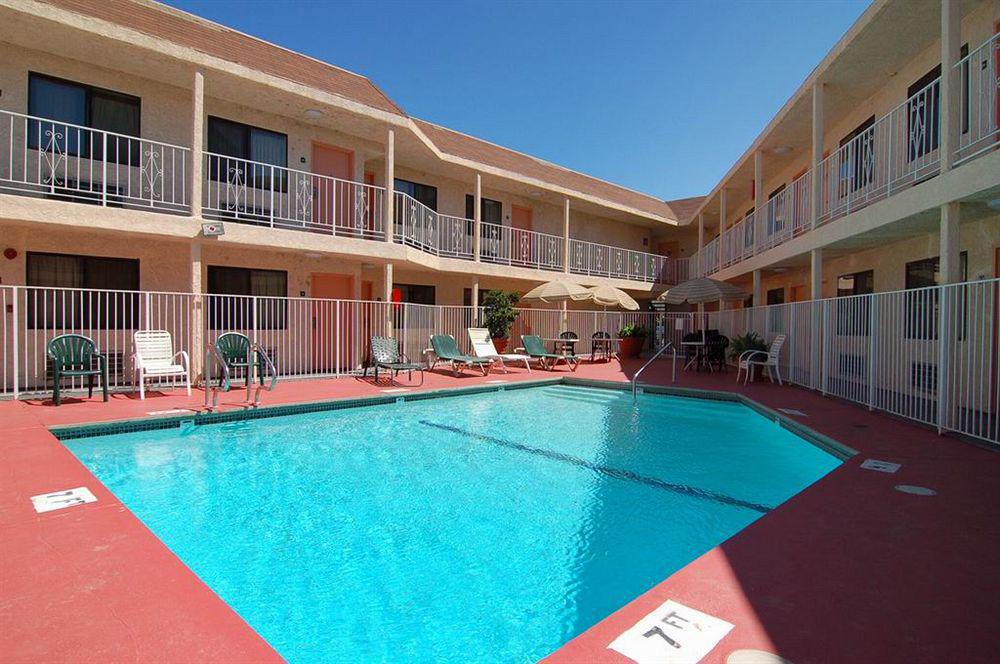קסטייק Rodeway Inn Magic Mountain Area מראה חיצוני תמונה