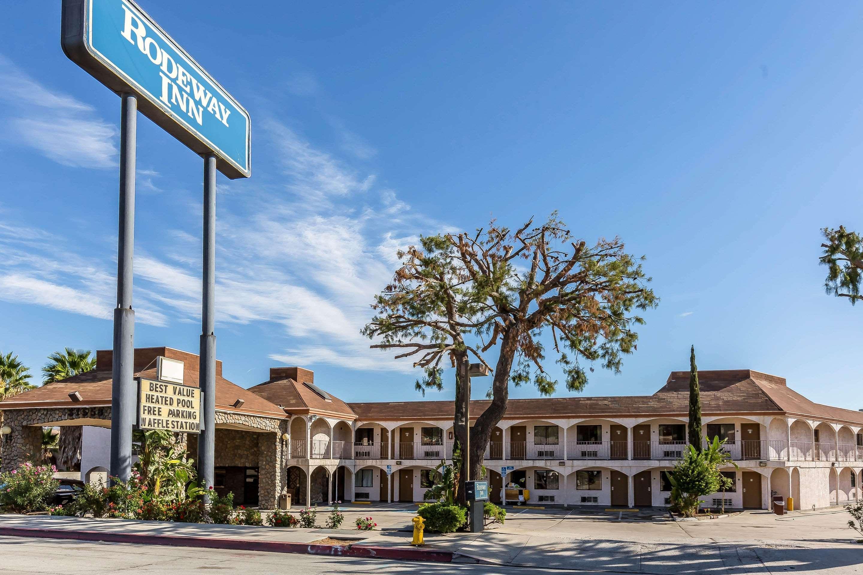 קסטייק Rodeway Inn Magic Mountain Area מראה חיצוני תמונה