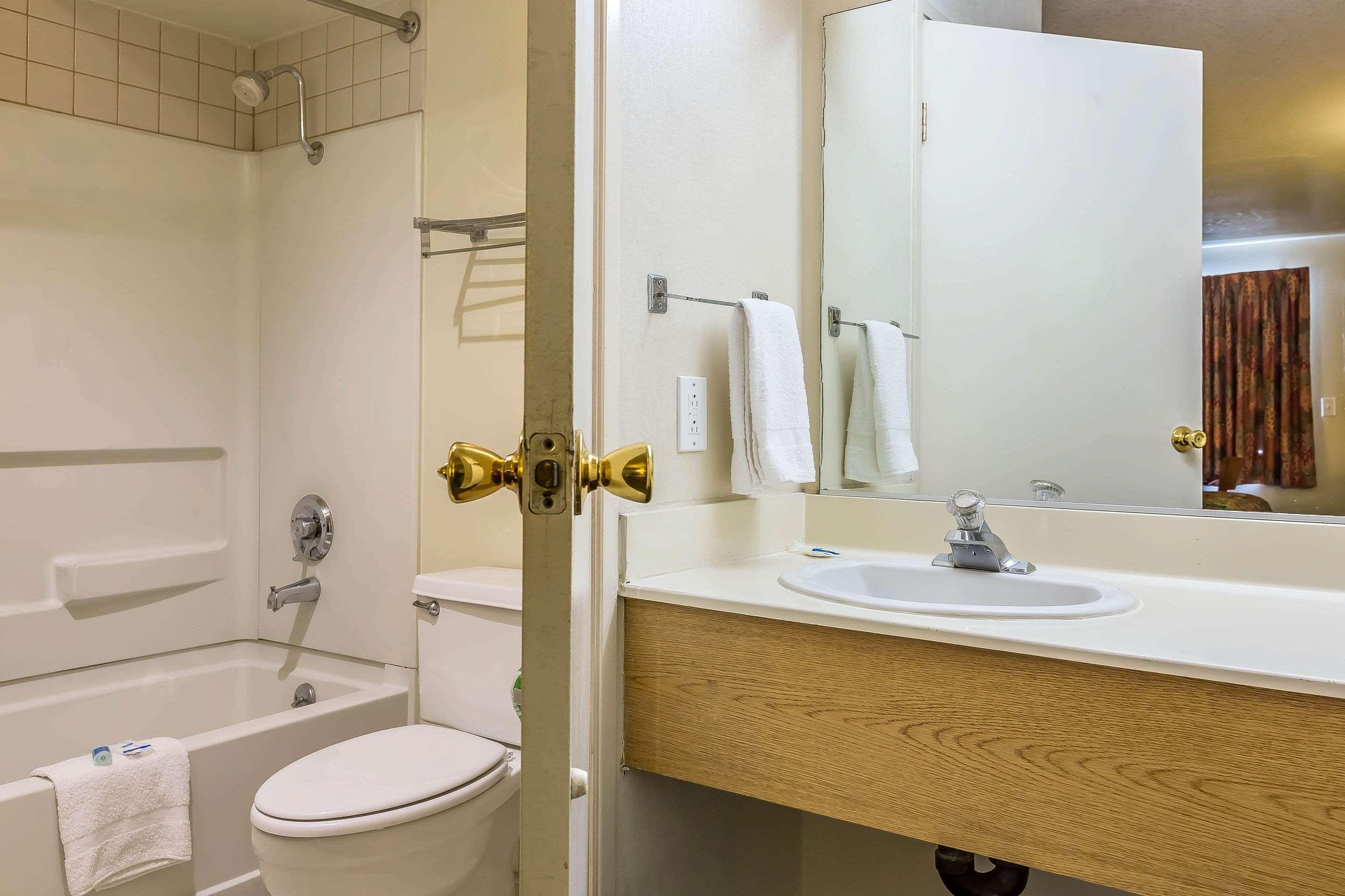 קסטייק Rodeway Inn Magic Mountain Area מראה חיצוני תמונה