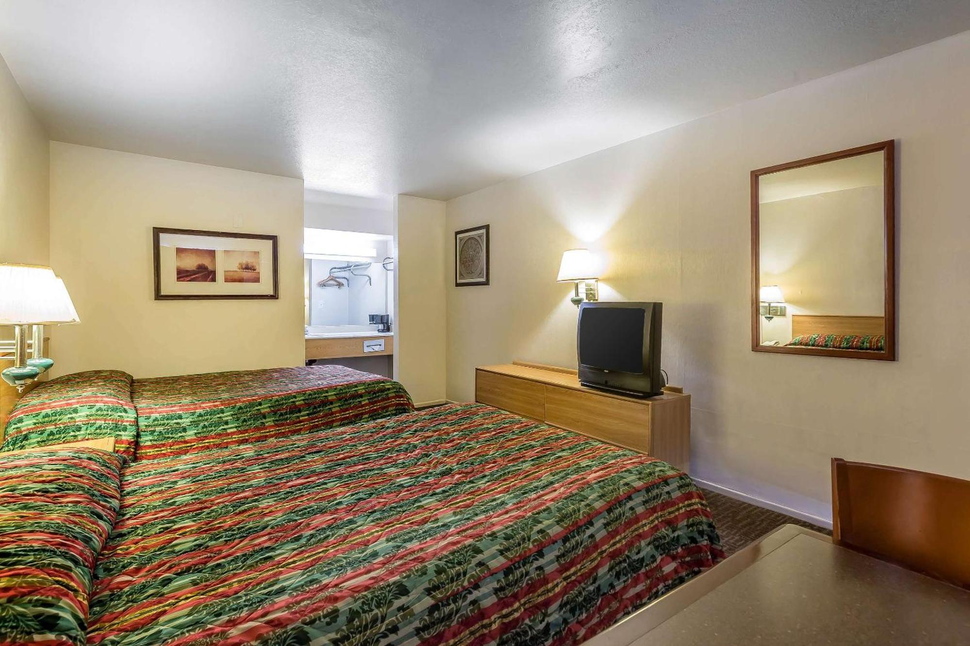 קסטייק Rodeway Inn Magic Mountain Area מראה חיצוני תמונה