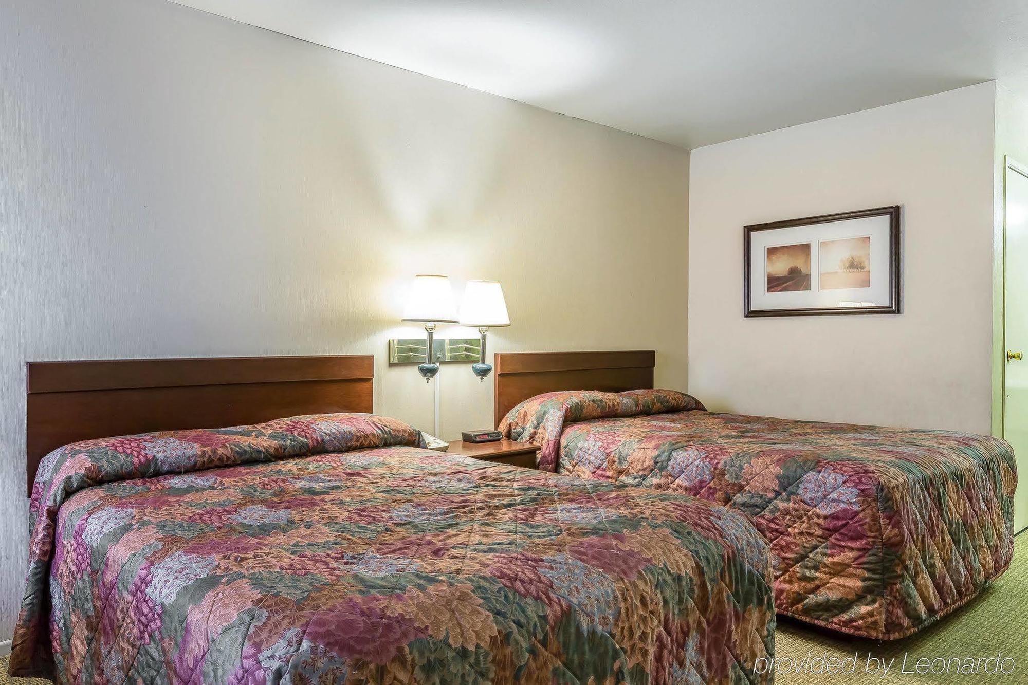 קסטייק Rodeway Inn Magic Mountain Area מראה חיצוני תמונה